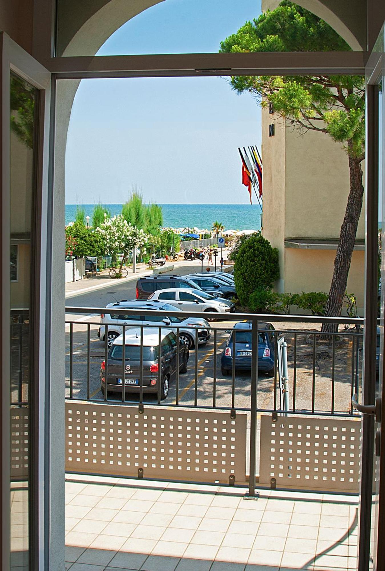 Hotel Ginevra Lido di Jesolo Exterior foto